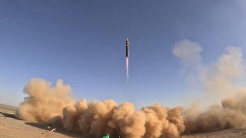 Un nuevo misil balístico tierra-tierra llamado Khaibar con un alcance de 2.000 km, presentado por Irán, se ve en Teherán, Irán, 25 de mayo de 2023. (Reuters) Un nuevo misil balístico tierra-tierra llamado Khaibar con un alcance de 2.000 km, presentado por Irán, se ve en Teherán, Irán, 25 de mayo de 2023.