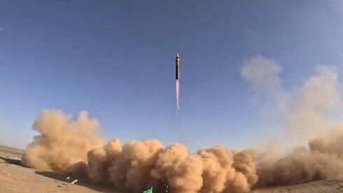 Un nuevo misil balístico tierra-tierra, con un alcance de 2.000 kilómetros, fue lanzado en un lugar no revelado de Irán, según esta imagen del obtenida el 25 de mayo de 2023, difundida por el Ministerio de Defensa iraní.  