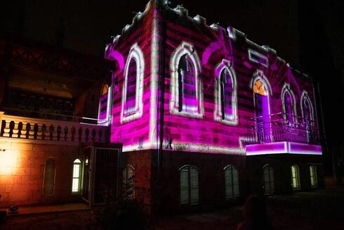 La Casa Herzl, iluminada durante la noche. 