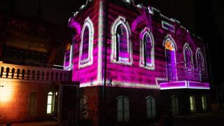 La Casa Herzl, iluminada durante la noche. 