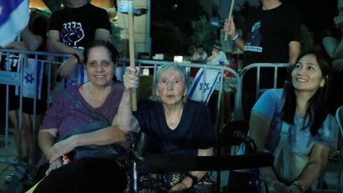 "El campo liberal se ha despertado y no va a volver a dormir". Chava Steiner, 95 años, manifestándose en Herzliya. 