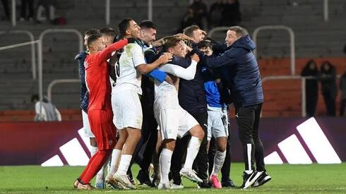 Selección sub-20 de Israel festeja el pase a octavos de final del mundial.