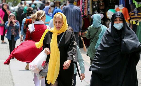 Mujeres iraníes, con velo, caminan entre otros peatones por una calle de Teherán, Irán, el 22 de mayo de 2023.