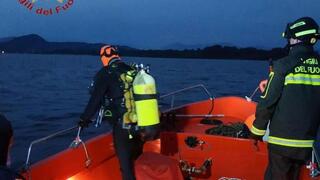 Un equipo de rescate busca supervivientes de un accidente de navegación en el lago Mayor.