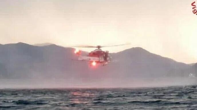 Un equipo de rescate busca supervivientes de un accidente de navegación en el lago Mayor.