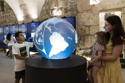 Globo terráqueo interactivo en el Museo.