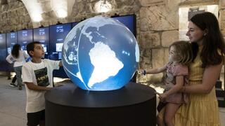 Globo terráqueo interactivo en el Museo.