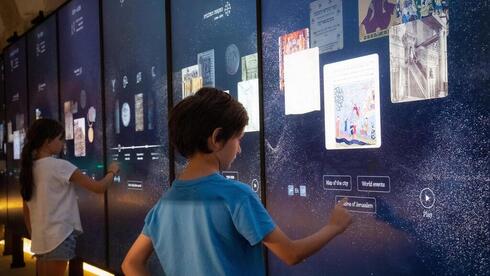 Pantallas interactivas en el museo.