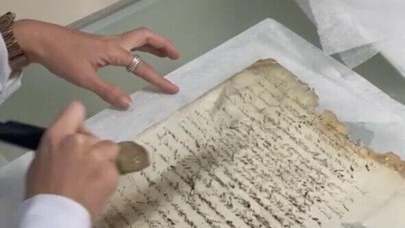 Restauración y preservación de un antiguo documento de la Inquisición. 