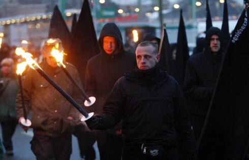 Activistas de extrema derecha marchan por Dresde, Alemania.