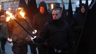 Activistas de extrema derecha marchan por Dresde, Alemania.