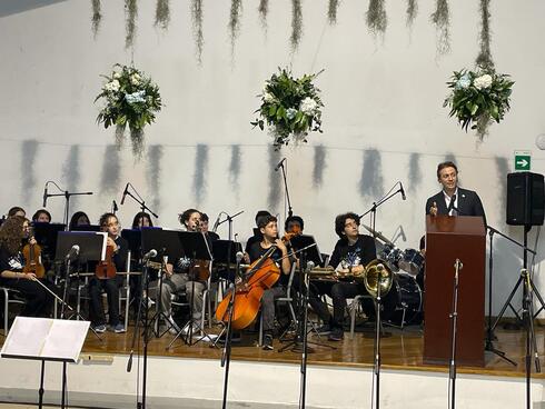 Un momento musical de la ceremonia en la Unión Israelita. (Gentileza Embajada de Israel en Colombia) Un momento musical de la ceremonia en la Unión Israelita.