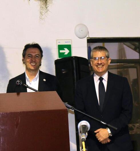 Sonrisas entre el alcalde Quintero Calle y el embajador Dagan. (Gentileza Embajada de Israel en Colombia) El embajador de Israel sonríe cuando hace uso de la palabra el alcalde Quintero Calle.