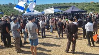 Cientos de personas se reúnen en el funeral de Meir Tamari, víctima del terrorismo en Cisjordania.