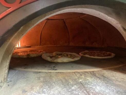 Las pizzas de La Piedra horneándose.