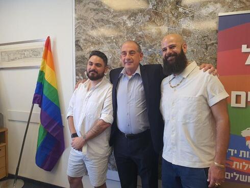 Yossi Havilio con una de las parejas que se casaron en Jerusalem este jueves. (Gilad Cohen) Yossi Havilio con una de las parejas que se casaron en Jerusalem este jueves.