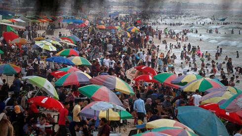 Una playa atestada en la Franja de Gaza. 