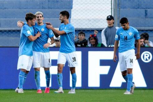 Los jóvenes israelíes saludan a Turgeman, el autor del tercero. Un golazo. 