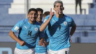 Turgeman, el excelente atacante israelí, celebra el tercer gol, una obra de arte futbolístico. 