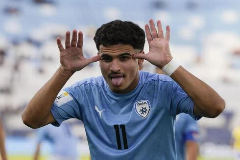 Tras su gol, Shibli hace muecas para la cámara. Israel estuvo dos veces en desventaja. Lo empató y lo dio vuelta. 