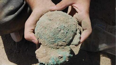 El bloque de lingotes de cobre hallado por los investigadores en Omán. 
