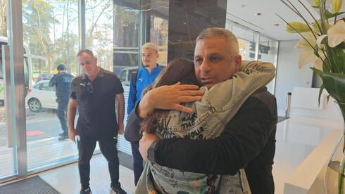 Haim se abraza con su hija Gal después de cinco semanas de no verla. (Nadav Tsenzifer) Haim se abraza con su hija Gal después de cinco semanas de no verla.