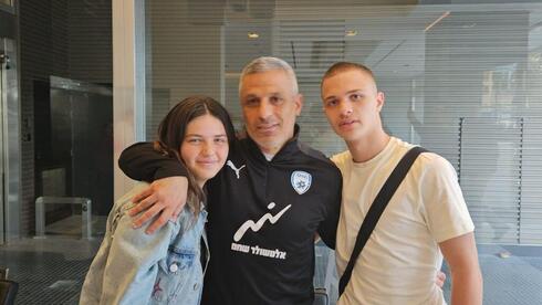 Ofir Haim con sus hijos Gal y Shai. 