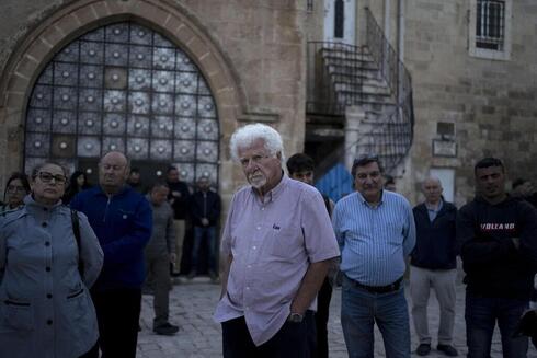 Garo Nalbandian escucha a un orador durante una protesta de la comunidad armenia. (AP) Garo Nalbandian escucha a un orador durante una protesta de la comunidad armenia.