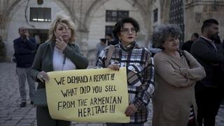 Miembros de la comunidad armenia protestan contra un polémico acuerdo que prevé el desplazamiento de residentes.