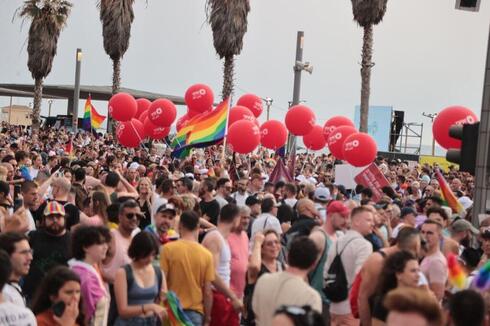 Miles de personas participaron en un Desfile del Orgullo celebrado en Tel Aviv.