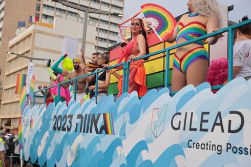 Miles de personas participaron en un Desfile del Orgullo celebrado en Tel Aviv.