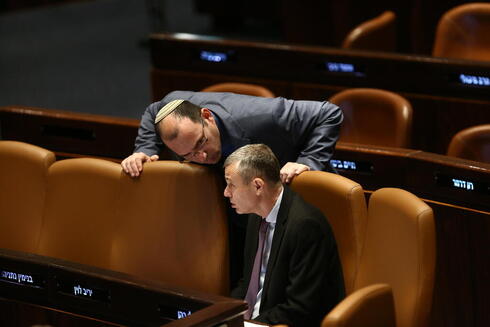 Simcha Rothman, presidente de la Comisión de Constitución, Legislación y Justicia de la Knesset, y Yariv Levin, ministro de Justicia. (Alex Kolomoisky) Simcha Rothman, presidente de la Comisión de Constitución, Legislación y Justicia de la Knesset, y Yariv Levin, ministro de Justicia.