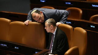 Simcha Rothman, presidente de la Comisión de Constitución, Legislación y Justicia de la Knesset, y Yariv Levin, ministro de Justicia.