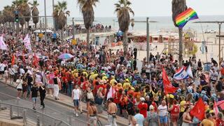 Miles de personas participaron en un Desfile del Orgullo celebrado en Tel Aviv.