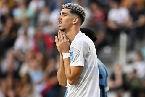 Dor Turgeman, el delantero israelí, de gran futuro, esta vez no pudo quebrar la defensa uruguaya. (AFP) Partido Israel-Uruguay Mundial juvenil sub-20.