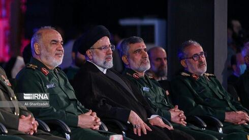 La cúpula del Cuerpo de la Guardia Revolucionaria Islámica y el presidente iraní Ebrahim Raisi. (IRNA) La cúpula del Cuerpo de la Guardia Revolucionaria Islámica y el presidente iraní Ebrahim Raisi en la presentación del nuevo misil hipersónico.