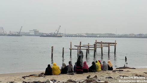 Mujeres musulmanas frente al mar Arábigo en las orillas de Fort Kochi. 
