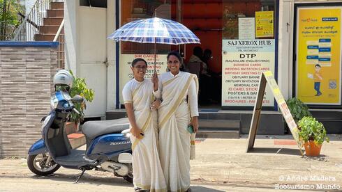 Mujeres con la vestimenta tradicional de Kerala. 
