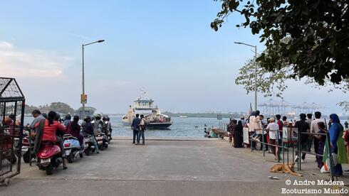 Gente esperando cruzar al otro lado de Kochi. 