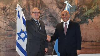El embajador Eyal Sela saluda al gobernador de Tucumán, Juan Manzur. 
