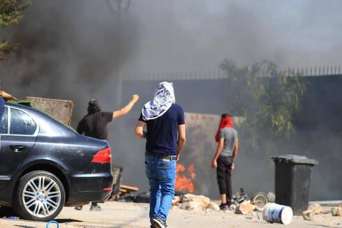 Palestinos se enfrentan a colonos israelíes en Cisjordania.