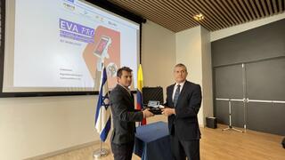 El embajador Gali Dagan hizo entrega del equipo a autoridades colombianas. 