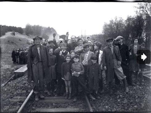 Judíos liberados del tren de la muerte nazi cerca de Farsleben, en 1945.