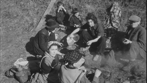 Gita Be'eri (con pañuelo en la cabeza, mirando a la cámara) y otros judíos liberados del tren de la muerte nazi.