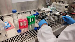 ¿Podría un laboratorio del tamaño de una caja de zapatos allanar el camino a un mercado de mil millones de dólares? El laboratorio experimental de SpacePharma durante las últimas pruebas previas al lanzamiento.