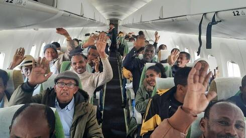 Los etíopes con derecho a aliá camino a la capital del país africano antes de su viaje a Israel.