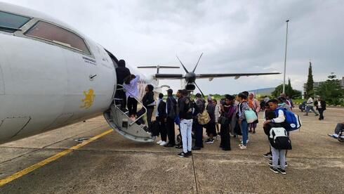 Israelíes y etíopes aptos para la aliá embarcan en aviones con destino a un lugar seguro en Gondar antes de su viaje a Israel. 
