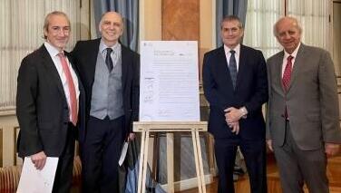 Colombianos e israelíes en el acto de firma del convenio de intercambio cultural. 