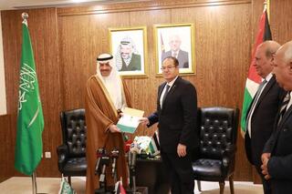 El embajador Naif bin Bandar Al-Sudairi y el asesor de Abbas, Majdi al-Khalidi. 