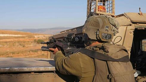 Un soldado de las Fuerzas de Defensa de Israel mantiene su posición en la frontera con Líbano. 